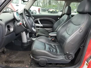 2006 MINI Hardtop S z VIN WMWRE33546TJ38274, wystawiony jako Copart lot #53336105 z przebiegiem 171 593 mil mil oraz Czysty tytuł • Clean title. Historia ofert i sprzedaży dostępna na DreamBid. Obrazek 7.