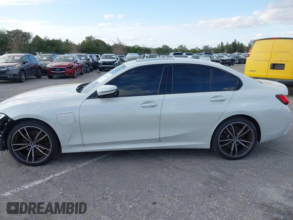 2022 BMW 3 Series 330e with VIN 3MW5P7J08N8C65252, listed as a IAAI auction lot 41229681 with 27,606 mi miles. Bid and sale history available at carsss.com. Image 15.