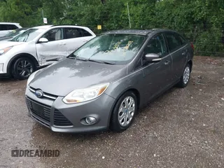 2012 Ford Focus SE z VIN 1FAHP3F20CL138736, wystawiony jako IAAI lot #42315862 z przebiegiem 231 570 mil mil oraz . Historia ofert i sprzedaży dostępna na DreamBid. Obrazek 2.