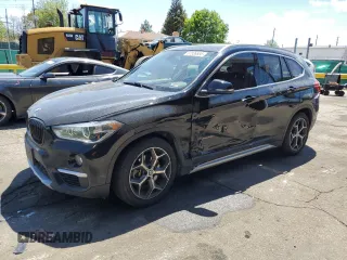 2017 BMW X1 xDrive28i z VIN WBXHT3C34H5F82142, wystawiony jako Copart lot #57836585 z przebiegiem 121 962 mil mil oraz Szkoda całkowita • Salvage title. Historia ofert i sprzedaży dostępna na DreamBid. Obrazek 1.