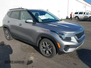 2023 Kia Seltos EX z VIN KNDERCAA0P7357815, wystawiony jako IAAI lot #41348704 z przebiegiem 30 592 mil mil oraz . Historia ofert i sprzedaży dostępna na DreamBid. Obrazek 1.