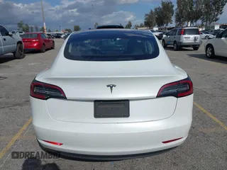 2018 Tesla Model 3 Long Range Battery z VIN 5YJ3E1EA8JF162130, wystawiony jako IAAI lot #41933015 z przebiegiem 50 081 mil mil oraz . Historia ofert i sprzedaży dostępna na DreamBid. Obrazek 17.