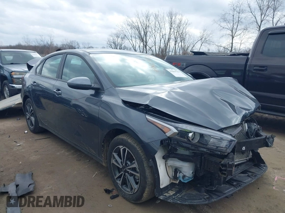 2024 Kia Forte LXS z VIN 3KPF24AD9RE792361, wystawiony jako IAAI lot #41863763 z przebiegiem 12 892 mil mil oraz . Historia ofert i sprzedaży dostępna na DreamBid. Obrazek 1.