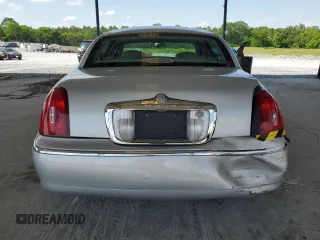 2000 Lincoln Town Car Signature z VIN 1LNHM82W3YY914145, wystawiony jako Copart lot #56040705 z przebiegiem 130 438 mil mil oraz Szkody całkowita. Historia ofert i sprzedaży dostępna na DreamBid. Obrazek 6.