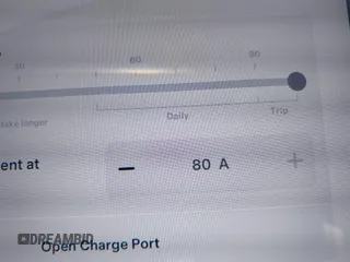 2013 Tesla Model S Performance z VIN 5YJSA1DP9DFP06121, wystawiony jako IAAI lot #42511097 z przebiegiem 100 990 mil mil oraz . Historia ofert i sprzedaży dostępna na DreamBid. Obrazek 18.