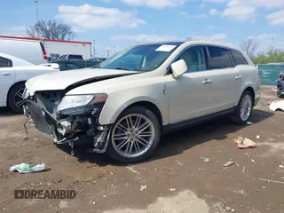 2014 Lincoln MKT EcoBoost z VIN 2LMHJ5AT0EBL56623, wystawiony jako IAAI lot #41940920 z przebiegiem 138 911 mil mil oraz . Historia ofert i sprzedaży dostępna na DreamBid. Obrazek 18.