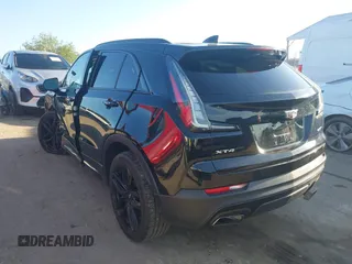 2019 Cadillac XT4 FWD Sport z VIN 1GYFZER43KF183181, wystawiony jako IAAI lot #41869141 z przebiegiem 25 539 mil mil oraz . Historia ofert i sprzedaży dostępna na DreamBid. Obrazek 3.