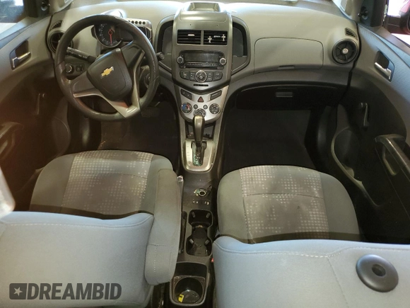 2012 Chevrolet Sonic LS z VIN 1G1JA5SHXC4115017, wystawiony jako Copart lot #54896935 z przebiegiem 167 219 mil mil oraz Szkoda całkowita • Salvage title. Historia ofert i sprzedaży dostępna na DreamBid. Obrazek 8.