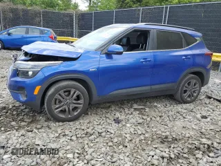 2021 Kia Seltos S z VIN KNDEUCAA6M7081571, wystawiony jako Copart lot #55811385 z przebiegiem 128 571 mil mil oraz Szkoda całkowita • Salvage title. Historia ofert i sprzedaży dostępna na DreamBid. Obrazek 1.