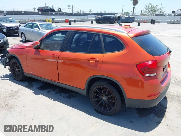 2013 BMW X1 28i z VIN WBAVM1C51DVW42255, wystawiony jako IAAI lot #42525744 z przebiegiem 108 644 mil mil oraz . Historia ofert i sprzedaży dostępna na DreamBid. Obrazek 3.