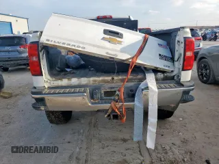 2015 Chevrolet Silverado 3500HD LTZ z VIN 1GC4K0C82FF563117, wystawiony jako Copart lot #54209155 z przebiegiem 335 070 mil mil oraz Szkody całkowita. Historia ofert i sprzedaży dostępna na DreamBid. Obrazek 6.