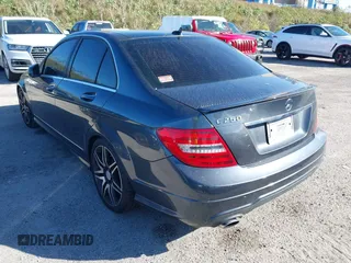 2013 Mercedes-Benz C 250 Sport z VIN WDDGF4HB8DA836820, wystawiony jako IAAI lot #40713290 z przebiegiem Nie podano mil oraz . Historia ofert i sprzedaży dostępna na DreamBid. Obrazek 3.