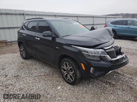 2021 Kia Seltos SX with VIN KNDETCA25M7110053, listed as a Copart auction lot 85550004 with 0 mi miles and Salvage Title. Bid and sale history available at carsss.com. Image 4.