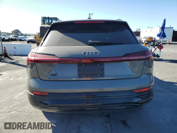 2024 Audi Q8 e-tron Premium z VIN WA14AAGE4RB012976, wystawiony jako Copart lot #46000915 z przebiegiem 42 333 mil mil oraz Szkoda całkowita • Salvage title. Historia ofert i sprzedaży dostępna na DreamBid. Obrazek 6.