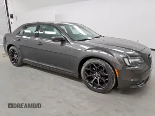 2020 Chrysler 300 S z VIN 2C3CCABG8LH131377, wystawiony jako Copart lot #56373215 z przebiegiem 3 584 mil mil oraz Czysty tytuł • Clean title. Historia ofert i sprzedaży dostępna na DreamBid. Obrazek 4.