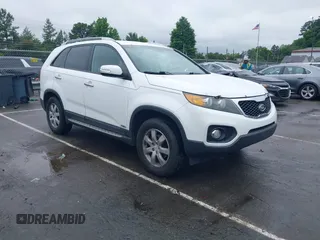 2011 Kia Sorento LX z VIN 5XYKTCA15BG155293, wystawiony jako IAAI lot #42441067 z przebiegiem 225 282 mil mil oraz . Historia ofert i sprzedaży dostępna na DreamBid. Obrazek 1.
