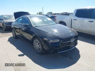 2025 Mercedes-Benz CLA 250 z VIN W1K5J4GB7SN509497, wystawiony jako IAAI lot #41757649 z przebiegiem 17 844 mil mil oraz . Historia ofert i sprzedaży dostępna na DreamBid. Obrazek 1.