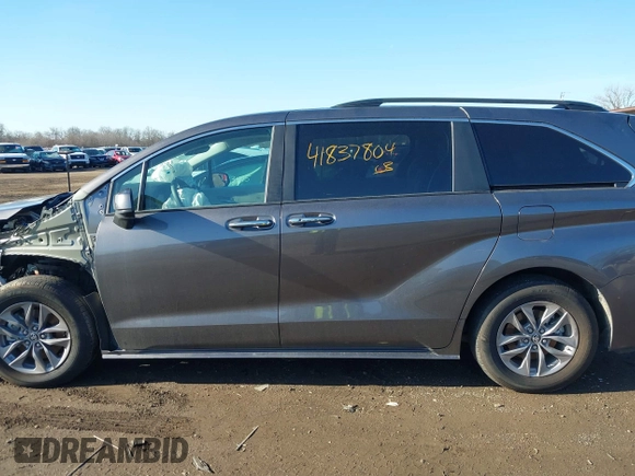 2024 Toyota Sienna XLE with VIN 5TDYRKEC3RS218404, listed as a IAAI auction lot 41837804 with 7,795 mi miles. Bid and sale history available at carsss.com. Image 15.
