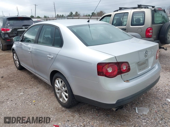 2010 Volkswagen Jetta Limited Edition z VIN 3VWRX7AJ3AM096995, wystawiony jako IAAI lot #41710936 z przebiegiem 120 875 mil mil oraz . Historia ofert i sprzedaży dostępna na DreamBid. Obrazek 3.