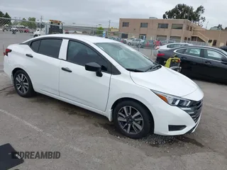 2023 Nissan Versa S z VIN 3N1CN8DV0PL820176, wystawiony jako IAAI lot #42100612 z przebiegiem 21 964 mil mil oraz . Historia ofert i sprzedaży dostępna na DreamBid. Obrazek 1.