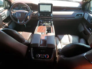 2020 Lincoln Navigator Black Label z VIN 5LMJJ3TTXLEL03828, wystawiony jako Copart lot #77517824 z przebiegiem 46 245 mil mil oraz Szkoda całkowita • Salvage title. Historia ofert i sprzedaży dostępna na DreamBid. Obrazek 8.