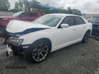 2016 Chrysler 300 S z VIN 2C3CCABG2GH152103, wystawiony jako Copart lot #54530625 z przebiegiem 217 656 mil mil oraz Szkoda całkowita • Salvage title. Historia ofert i sprzedaży dostępna na DreamBid. Obrazek 1.