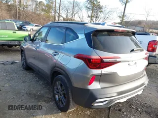 2022 Kia Seltos S z VIN KNDEU2AA3N7315127, wystawiony jako IAAI lot #41326829 z przebiegiem 98 268 mil mil oraz . Historia ofert i sprzedaży dostępna na DreamBid. Obrazek 14.