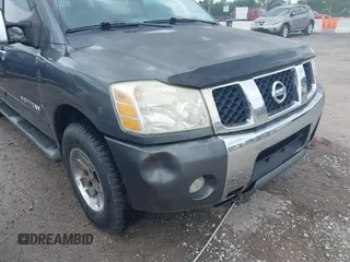 2005 Nissan Titan LE z VIN 1N6AA07B05N557667, wystawiony jako IAAI lot #42292562 z przebiegiem 197 874 mil mil oraz . Historia ofert i sprzedaży dostępna na DreamBid. Obrazek 6.
