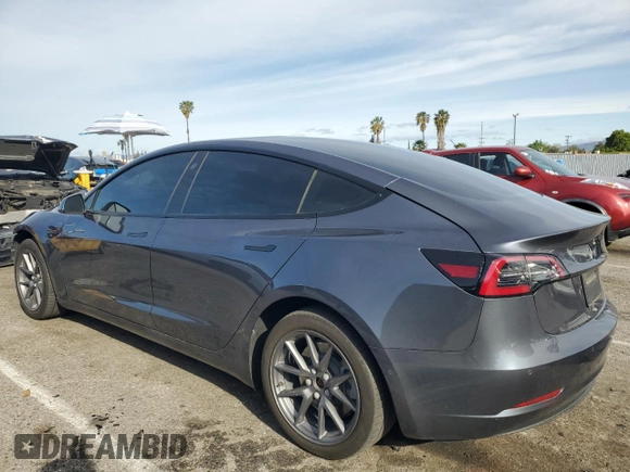2022 Tesla Model 3 z VIN 5YJ3E1EA1NF337727, wystawiony jako Copart lot #51175655 z przebiegiem 40 551 mil mil oraz Szkoda całkowita • Salvage title. Historia ofert i sprzedaży dostępna na DreamBid. Obrazek 2.