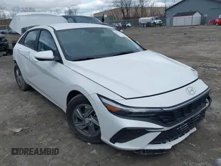 2024 Hyundai Elantra SE z VIN KMHLL4DG8RU786716, wystawiony jako IAAI lot #41971445 z przebiegiem 6 657 mil mil oraz . Historia ofert i sprzedaży dostępna na DreamBid. Obrazek 1.