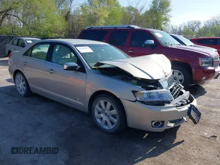 2009 Lincoln MKZ z VIN 3LNHM26TX9R617077, wystawiony jako IAAI lot #41983859 z przebiegiem 104 680 mil mil oraz . Historia ofert i sprzedaży dostępna na DreamBid. Obrazek 1.