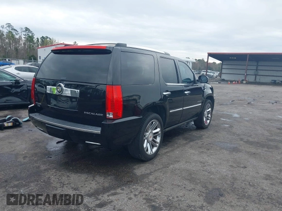 2013 Cadillac Escalade Platinum Edition with VIN 1GYS4DEF8DR105284, listed as a IAAI auction lot 41662224 with 118,359 mi miles. Bid and sale history available at carsss.com. Image 4.