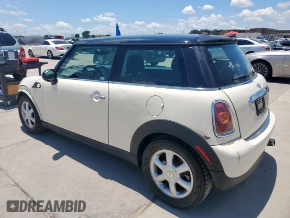 2010 MINI Hardtop z VIN WMWMF3C52ATZ66811, wystawiony jako Copart lot #62948155 z przebiegiem 170 347 mil mil oraz Czysty tytuł • Clean title. Historia ofert i sprzedaży dostępna na DreamBid. Obrazek 2.