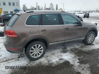 2012 Volkswagen Touareg Sport z VIN WVGEF9BP8CD006057, wystawiony jako Copart lot #47739265 z przebiegiem 213 580 mil mil oraz Szkoda całkowita • Salvage title. Historia ofert i sprzedaży dostępna na DreamBid. Obrazek 3.
