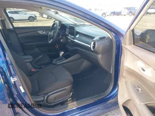 2021 Kia Forte LXS z VIN 3KPF24AD4ME406468, wystawiony jako IAAI lot #41977991 z przebiegiem 42 367 mil mil oraz . Historia ofert i sprzedaży dostępna na DreamBid. Obrazek 5.