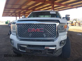 2016 GMC Sierra 2500HD Denali z VIN 1GT12UE85GF157972, wystawiony jako IAAI lot #40659216 z przebiegiem 130 351 mil mil oraz . Historia ofert i sprzedaży dostępna na DreamBid. Obrazek 12.