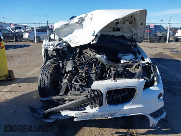 2015 BMW X1 sDrive28i z VIN WBAVM1C50FVZ94553, wystawiony jako IAAI lot #41321995 z przebiegiem Nie podano mil oraz . Historia ofert i sprzedaży dostępna na DreamBid. Obrazek 13.