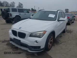 2015 BMW X1 sDrive28i z VIN WBAVM1C50FVZ93810, wystawiony jako IAAI lot #42475276 z przebiegiem 139 118 mil mil oraz . Historia ofert i sprzedaży dostępna na DreamBid. Obrazek 2.