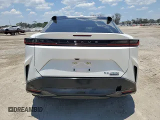 2023 Lexus RZ 450e Premium z VIN JTJAAAAB7PA001851, wystawiony jako Copart lot #57144464 z przebiegiem 3731 mil mil oraz Szkody całkowita. Historia ofert i sprzedaży dostępna na DreamBid. Obrazek 6.