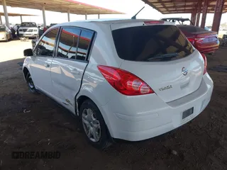 2012 Nissan Versa S z VIN 3N1BC1CP1CL364534, wystawiony jako IAAI lot #41892150 z przebiegiem 189 978 mil mil oraz . Historia ofert i sprzedaży dostępna na DreamBid. Obrazek 3.