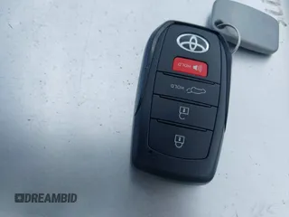 2025 Toyota Land Cruiser 1958 Edition z VIN JTEABFAJ8SK024963, wystawiony jako IAAI lot #41913954 z przebiegiem 3272 mil mil oraz . Historia ofert i sprzedaży dostępna na DreamBid. Obrazek 11.