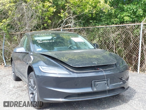 2025 Tesla Model 3 Long Range with VIN 5YJ3E1EBXSF890929, listed as a IAAI auction lot 42452359 with 2,469 mi miles and . Bid and sale history available at DreamBid. Image 20.