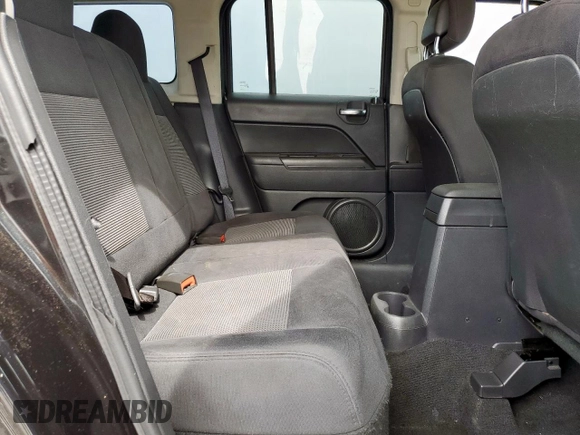 2011 Jeep Patriot Latitude z VIN 1J4NF1GB5BD101025, wystawiony jako Copart lot #57165965 z przebiegiem 100 980 mil mil oraz Czysty tytuł • Clean title. Historia ofert i sprzedaży dostępna na DreamBid. Obrazek 11.