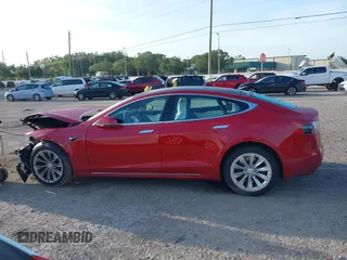 2018 Tesla Model S 75D z VIN 5YJSA1E20JF277384, wystawiony jako IAAI lot #42680941 z przebiegiem 50 464 mil mil oraz . Historia ofert i sprzedaży dostępna na DreamBid. Obrazek 15.
