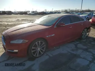 2016 Jaguar XJ R-Sport z VIN SAJWA1C7XG8V94339, wystawiony jako Copart lot #49295085 z przebiegiem 59 931 mil mil oraz Szkoda całkowita • Salvage title. Historia ofert i sprzedaży dostępna na DreamBid. Obrazek 1.