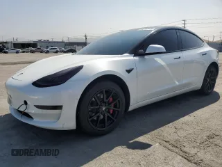 2020 Tesla Model 3 Standard Range Plus z VIN 5YJ3E1EA8LF613351, wystawiony jako Copart lot #53336945 z przebiegiem 85 565 mil mil oraz Szkody całkowita. Historia ofert i sprzedaży dostępna na DreamBid. Obrazek 1.
