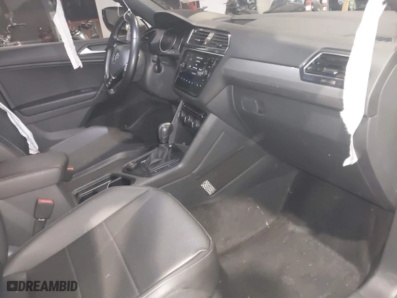 2020 Volkswagen Tiguan SE with VIN 3VV2B7AX1LM106600, listed as a IAAI auction lot 40259436 with 56,736 mi miles. Bid and sale history available at carsss.com. Image 5.