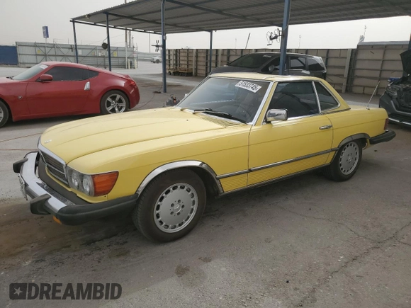 1981 Mercedes-Benz 380 SL z VIN WDBBA45A6BB004011, wystawiony jako Copart lot #51533745 z przebiegiem 94 176 mil mil oraz Tytuł czysty. Historia ofert i sprzedaży dostępna na DreamBid. Obrazek 1.