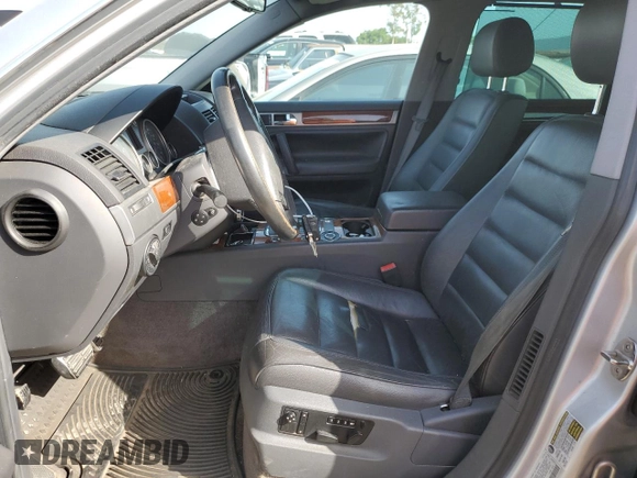 2004 Volkswagen Touareg z VIN WVGCM77L44D054387, wystawiony jako Copart lot #56009024 z przebiegiem 182 816 mil mil oraz Szkoda całkowita • Salvage title. Historia ofert i sprzedaży dostępna na DreamBid. Obrazek 7.