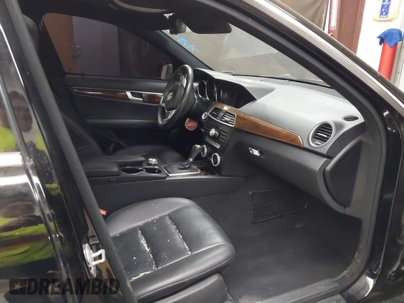 2014 Mercedes-Benz C 250 Sport z VIN WDDGF4HB6EG158079, wystawiony jako IAAI lot #41670460 z przebiegiem 169 214 mil mil oraz . Historia ofert i sprzedaży dostępna na DreamBid. Obrazek 5.